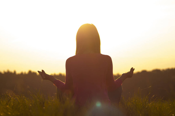 Gelassenheit und Yoga-Praxis bei Sonnenuntergang - Foto, Bild