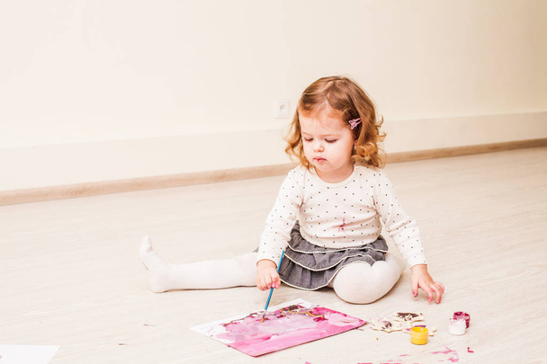 Girl is painting  - Foto, Imagen