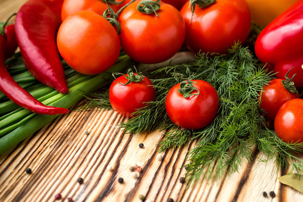 生有機野菜トマト、ピーマン、ハーブ、玉ねぎなどで構成。デトックス ダイエット - 写真・画像