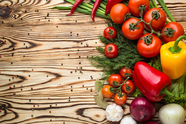 Склад з різноманітними сирими органічними овочами, такими як помідори, солодкий перець, трави, цибуля та часник. Детоксикаційна дієта. Вид зверху
 - Фото, зображення