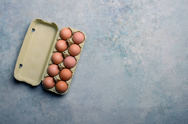 A carton of a dozen fresh eggs eith space - Foto, Imagem