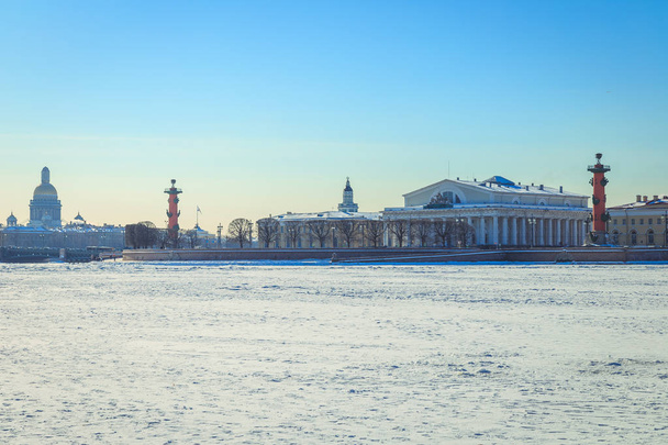A földnyelv, a Vasilyevsky-sziget St. Petersburg egy téli panoráma  - Fotó, kép