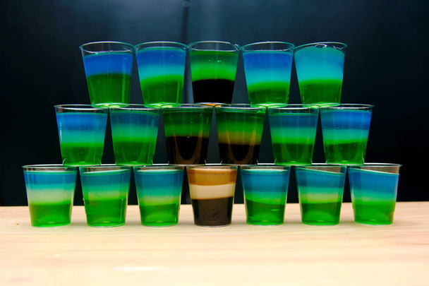 Alkohol-Gelee-Shots, lustige Party-Leckereien, mehrschichtige Shots - Foto, Bild