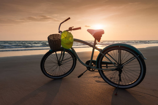 Atardecer con la bicicleta en la playa
 - Foto, Imagen