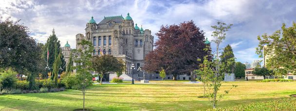 Edificio del Parlamento en un hermoso día de verano, Victoria es la principal ciudad de la isla de Vancouver
. - Foto, Imagen
