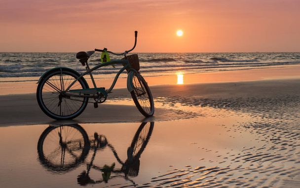 Ustaw czas słońce z rowerem na plaży - Zdjęcie, obraz