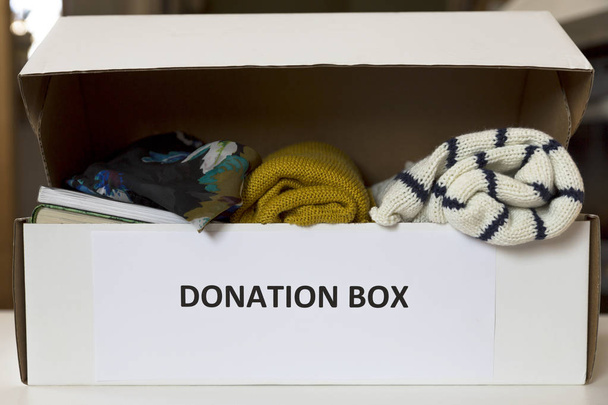 Коробка пожертвувань з одягом та книгами
 - Фото, зображення
