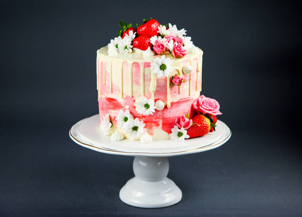 Полуничний торт на білій підставці для торта
 - Фото, зображення
