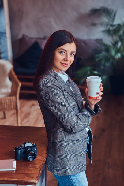 Portret młodego fotografa, Kobieta trzyma filiżankę kawy rano - Zdjęcie, obraz