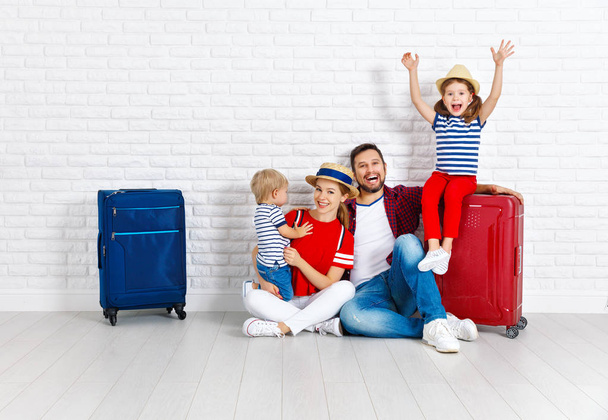 koncepcja podróży i turystyki. Szczęśliwa rodzina z walizkami w pobliżu w - Zdjęcie, obraz