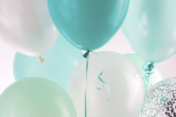 Κοντινό πλάνο μπλε, πράσινο και λευκό αερόστατα - Φωτογραφία, εικόνα