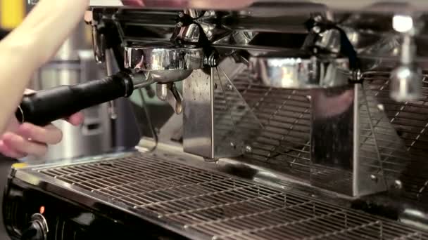 A pincér teszi a kávét a kávéfőző - Felvétel, videó