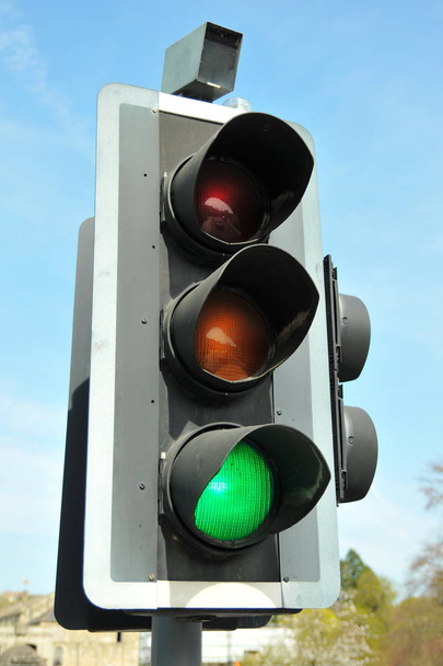 Detailní záběr na semaforu proti modré obloze na pozadí - Fotografie, Obrázek