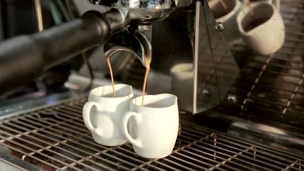 Kellner kocht doppelten Kaffee auf einer Kaffeemaschine - Filmmaterial, Video