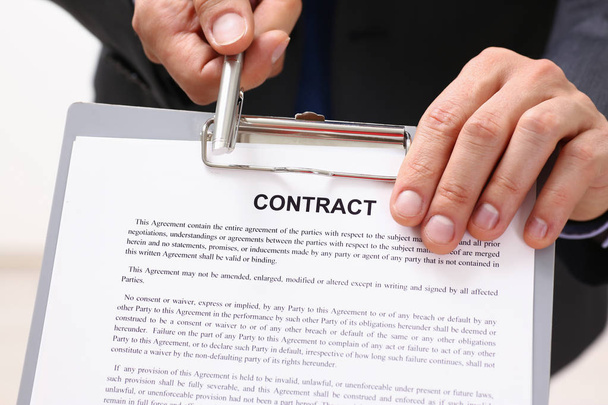 masculino braço no terno oferta contrato formulário no
 - Foto, Imagem