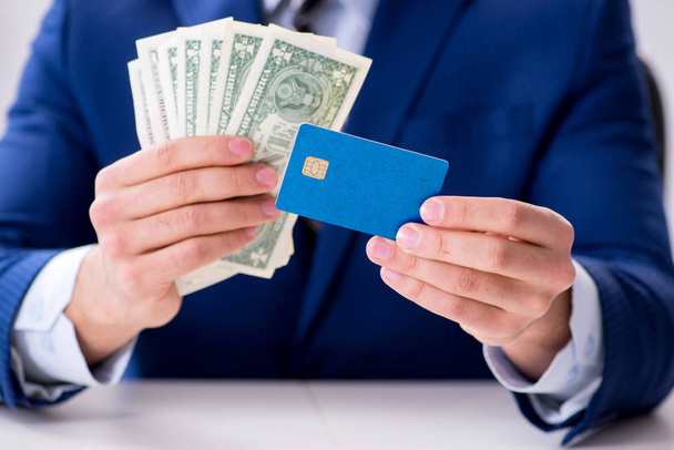 Empresário segurando dinheiro dólar e cartão de crédito - Foto, Imagem