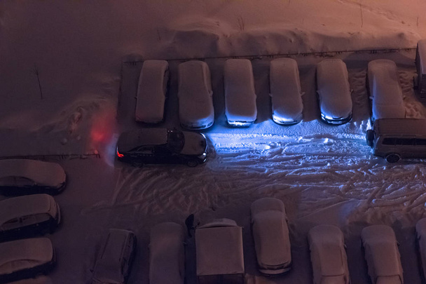 Car parking in snow at night - Φωτογραφία, εικόνα