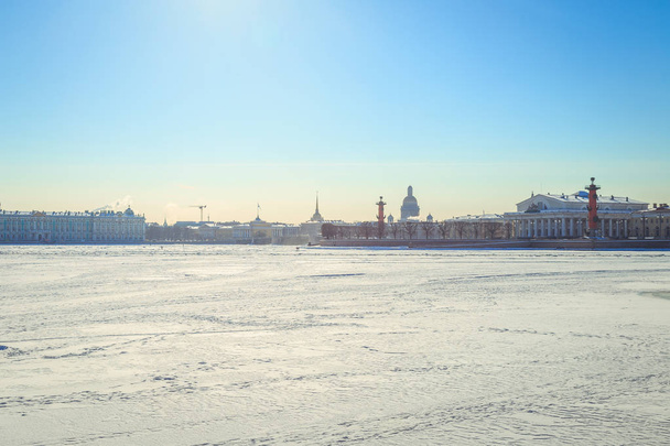 Πανόραμα της σούβλα από το το Ερμιτάζ στην Αγία Πετρούπολη για ένα χειμώνα  - Φωτογραφία, εικόνα