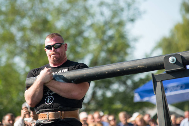 Athlete strongman performs an exercise in competition, Ukraine 2017 - Foto, Imagen
