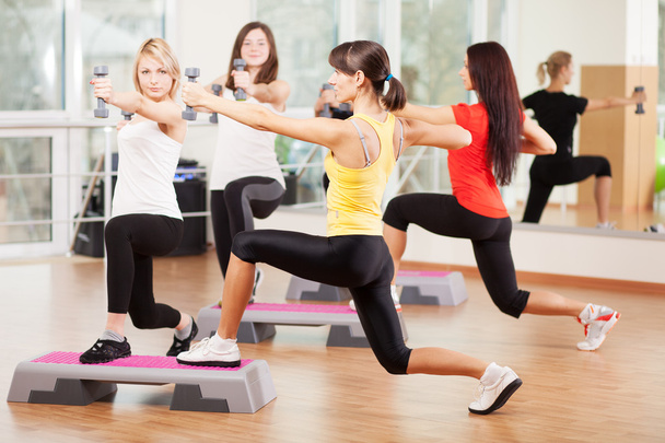 Treinamento em grupo em um centro de fitness
 - Foto, Imagem