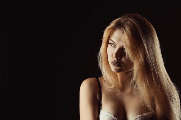 Portret uwodzicielski model blondynka noszenie koronki biustonosz, pozowanie w t - Zdjęcie, obraz