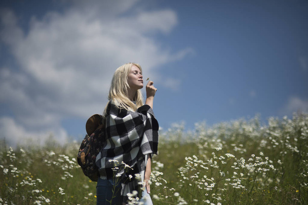 Spring, woman in chamomile field. - Zdjęcie, obraz