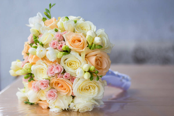 Ramo de boda de hermosas flores en vacaciones
 - Foto, Imagen