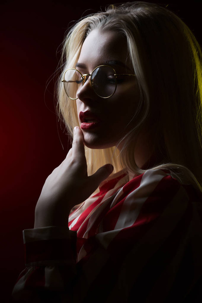 Sensual jovem modelo vestindo óculos, posando na sombra
 - Foto, Imagem