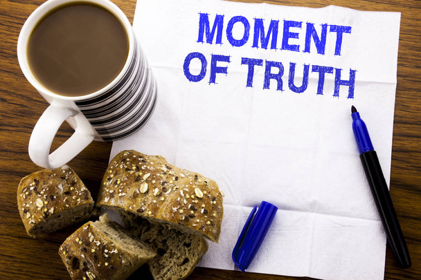 Käsin kirjoitettu teksti, jossa näkyy Totuuden hetki. Liiketoiminta käsite Kova Päätös Paine kirjoitettu pehmopaperille puinen tausta kynä leipää terveellistä kahvia ravintolassa
 - Valokuva, kuva
