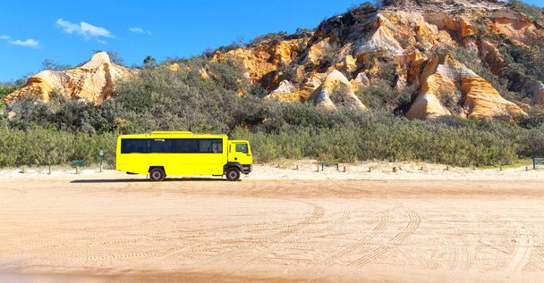 Ausztráliában és a homokos pálya a busz  - Fotó, kép