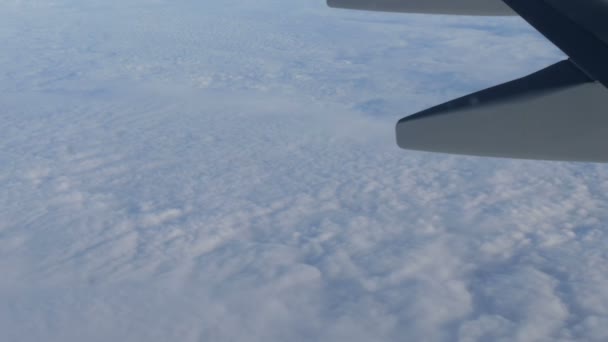 Προβολή της πτέρυγας του αεροπλάνου κατά την πτήση πάνω από την όμορφη αέρα σύννεφα - Πλάνα, βίντεο