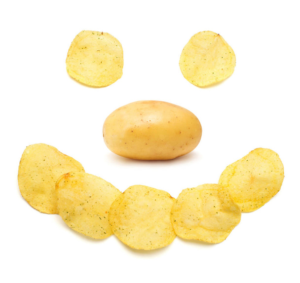 Kreatives Konzept mit Kartoffelchips. das Gesicht eines lustigen Clowns. Schönes Lächeln. Essen. flache Lage, Draufsicht  - Foto, Bild