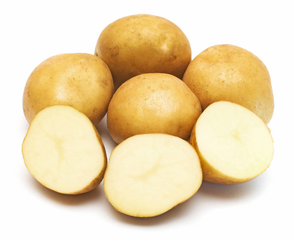 Patatas jóvenes enteras y rebanadas aisladas sobre fondo blanco. Cosecha nueva. Piso tendido, vista superior
  - Foto, imagen