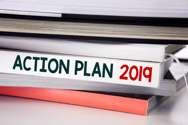 Λέξη, γράφοντας 2019 το σχέδιο δράσης. Επιχειρηματική ιδέα για στρατηγική επιτυχία, γραμμένη στο βιβλίο σχετικά με το λευκό φόντο. - Φωτογραφία, εικόνα