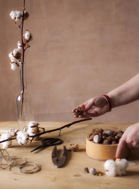 Lähikuva naisten kädet kuorinta pähkinät yli puinen pöytä haara
 - Valokuva, kuva