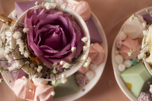 Closeup των πλακών και τα cookies στο διακοσμημένο Πασχαλινό τραπέζι με λουλούδια - Φωτογραφία, εικόνα