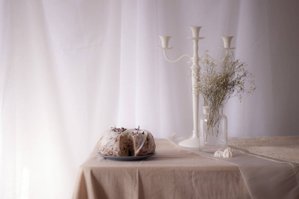 Pečené domácí dort s květinami v lustrem na stole a váza - Fotografie, Obrázek