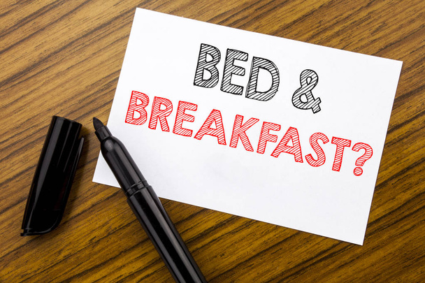 Texte montrant Bed Breakfast. Concept d'entreprise pour Holiday Journey Travel écrit sur papier collant sur fond bois avec stylo, marqueur
 - Photo, image