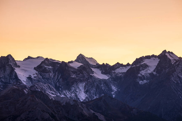 Высокогорный альпийский пейзаж на рассвете с первым светом, светящимся на величественной вершине Барр-де-Экрин (4101 м), Франция
. - Фото, изображение