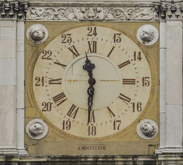 Vista al reloj de torre del ayuntamiento desde Módena, Italia
 - Foto, Imagen