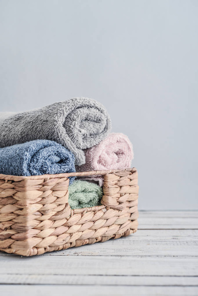 Bath towels of different colors - Foto, Bild