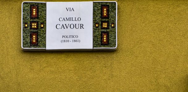 ラヴェンナ、イタリアからの建物の装飾的なストリート サイン - 写真・画像
