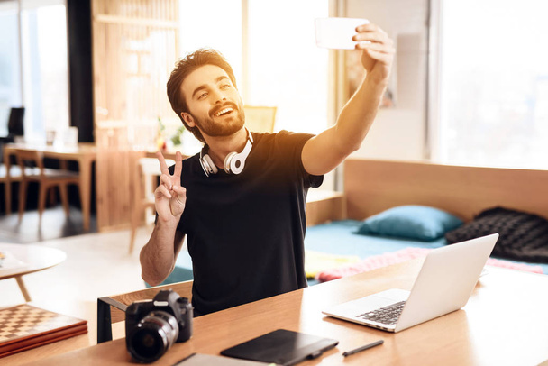 Freelancer bearded man taking selfie at laptop sitting at desk. - Foto, afbeelding