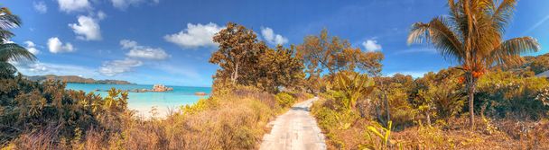 Vue panoramique sur Anse Takamaka, Praslin, Seychelles
. - Photo, image