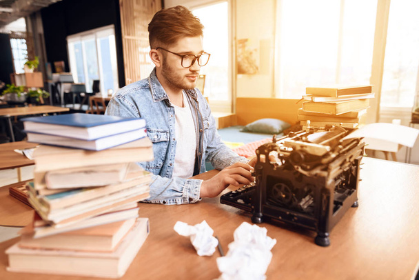 Freelancer man typing at old typewritter sitting at desk. - Valokuva, kuva