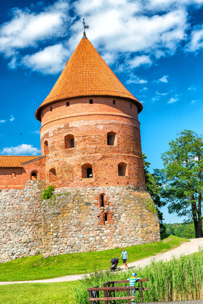 Buitenaanzicht van het Trakai kasteel op een mooie zomerse namiddag, Litouwen. - Foto, afbeelding
