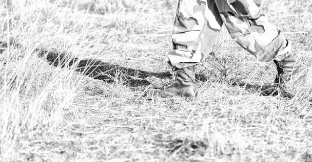 koncepcja w Etiopii Afryki boty i nogi żołnierza w skąpanych  - Zdjęcie, obraz