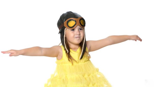 Κοριτσάκι με ένα ξύλινο αεροπλάνο στο χέρι. - Φωτογραφία, εικόνα