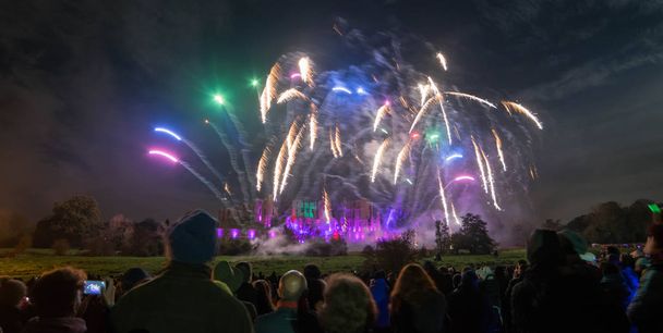 Pessoas assistindo fogos de artifício exibir na fogueira 4 de novembro celebração, Kenilworth Castle, reino unido
. - Foto, Imagem