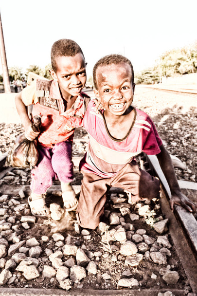 Afrika poblíž železniční neznámý malý děti - Fotografie, Obrázek